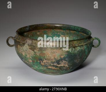 Schüssel, 206 BCE - 220 CE, 4 3/8 x 8 x 8 Zoll (11,11 x 20,32 x 20,32 cm), Bronze, China, 3. Jahrhundert v. Chr. - 3. Jahrhundert n. Chr Stockfoto