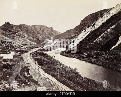 Wilhelmina's Pass, Fernsicht der gezackten Felsen oder der Teufelsrutsche, Weber Canyon, Utah, ca. 1870, Andrew Joseph Russell; Autor: Ferdinand V. Hayden, amerikanisch, 1830 - 1902, 6 x 15/16 cm (15,24 x 20,16 cm) (Bild)9 1/4 x 11 15/16 Zoll (23,5 x 30,32 cm) (Halterung), Albumendruck, USA, 19. Jahrhundert Stockfoto