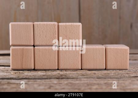 Internationale Organisation für Normung. Würfel mit der Abkürzung ISO 22000 auf Holztisch Stockfoto