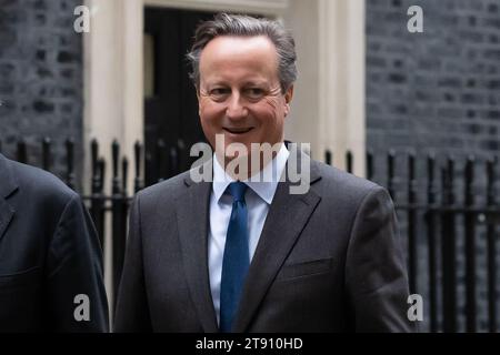 London, Großbritannien. November 2023. David Cameron verlässt eine Kabinettssitzung in der Downing Street, London. Gestern führte Premierminister Rishi Sunak eine überraschende Umgruppierung seines Kabinetts durch, entließ Suella Braverman als Innenministerin und übergab dem ehemaligen Premierminister David Cameron einen Peerage, der als Außenminister einen Schock zurückkehrt. Quelle: SOPA Images Limited/Alamy Live News Stockfoto