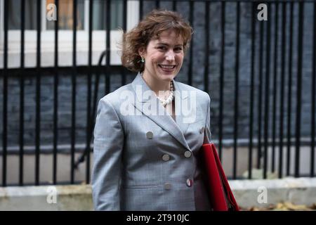 London, Großbritannien. November 2023. Victoria Atkins verlässt eine Kabinettssitzung in der Downing Street, London. Gestern führte Premierminister Rishi Sunak eine überraschende Umgruppierung seines Kabinetts durch, entließ Suella Braverman als Innenministerin und übergab dem ehemaligen Premierminister David Cameron einen Peerage, der als Außenminister einen Schock zurückkehrt. Quelle: SOPA Images Limited/Alamy Live News Stockfoto