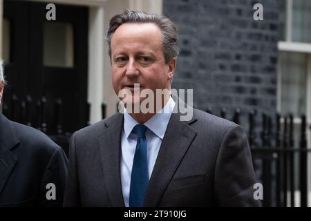 London, Großbritannien. November 2023. David Cameron verlässt eine Kabinettssitzung in der Downing Street, London. Gestern führte Premierminister Rishi Sunak eine überraschende Umgruppierung seines Kabinetts durch, entließ Suella Braverman als Innenministerin und übergab dem ehemaligen Premierminister David Cameron einen Peerage, der als Außenminister einen Schock zurückkehrt. Quelle: SOPA Images Limited/Alamy Live News Stockfoto