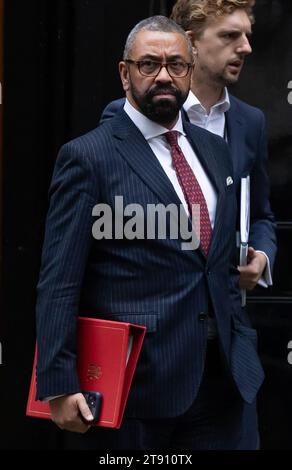 London, Großbritannien. November 2023. James verlässt eine Kabinettssitzung in der Downing Street, London. Gestern führte Premierminister Rishi Sunak eine überraschende Umgruppierung seines Kabinetts durch, entließ Suella Braverman als Innenministerin und übergab dem ehemaligen Premierminister David Cameron einen Peerage, der als Außenminister einen Schock zurückkehrt. Quelle: SOPA Images Limited/Alamy Live News Stockfoto