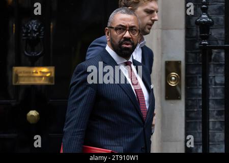 London, Großbritannien. November 2023. James verlässt eine Kabinettssitzung in der Downing Street, London. Gestern führte Premierminister Rishi Sunak eine überraschende Umgruppierung seines Kabinetts durch, entließ Suella Braverman als Innenministerin und übergab dem ehemaligen Premierminister David Cameron einen Peerage, der als Außenminister einen Schock zurückkehrt. Quelle: SOPA Images Limited/Alamy Live News Stockfoto