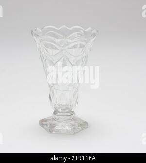 Glas, aus einem Silabub-Satz, 1750-1780, Unbekannt Anglo-Irish, 4 x 2 7/8 x 2 7/8 Zoll (Ca. 10,16 x 7,3 x 7,3 cm), Blei- und nichtbleihaltiges Glas, England oder Irland, 18. Jahrhundert Stockfoto