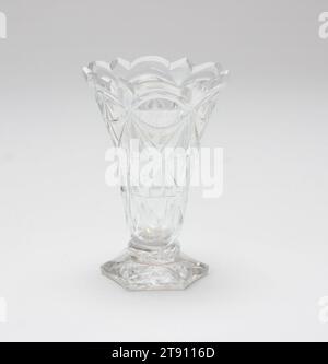 Glas, aus einem Silabub-Satz, 1750-1780, Unbekannt Anglo-Irish, 4 x 2 7/8 x 2 7/8 Zoll (Ca. 10,16 x 7,3 x 7,3 cm), Blei- und nichtbleihaltiges Glas, England oder Irland, 18. Jahrhundert Stockfoto