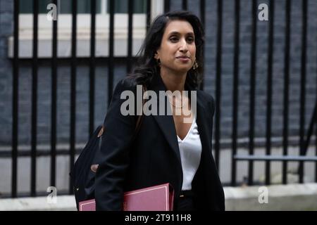 London, Großbritannien. November 2023. Claire Coutinho verlässt eine Kabinettssitzung in der Downing Street, London. Gestern führte Premierminister Rishi Sunak eine überraschende Umgruppierung seines Kabinetts durch, entließ Suella Braverman als Innenministerin und übergab dem ehemaligen Premierminister David Cameron einen Peerage, der als Außenminister einen Schock zurückkehrt. (Foto: Tejas Sandhu/SOPA Images/SIPA USA) Credit: SIPA USA/Alamy Live News Stockfoto