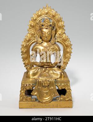 Bodhisattva, einer von einem Paar, 1770, 8 5/8 x 4 5/8 Zoll (21,84 x 11,75 cm), vergoldete Bronze, China, 18. Jahrhundert, so populäre buddhistische Bilder wie Avalokitesvara, die mitfühlende, wurden gelegentlich in Sets hergestellt. Da der Akt, ein religiöses Werk zu machen oder in Auftrag zu geben, an sich schon frommer war, gaben diejenigen, die es sich leisten konnten, oft mehrere Bilder in Auftrag. Hier wird die mit Juwelen und gekrönte Gottheit als ein perfekt ausgeglichener Yogi dargestellt, der in der Lotushaltung auf einem Dais sitzt, wobei die Hände zusammen in den Schoß gelegt werden und die Dhyana Mudra bilden, die Geste der Meditation. Stockfoto