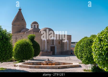 Das Chashma Ayub Mausoleum befindet sich in der Nähe des Samaniden Mausoleums in Buchara, Usbekistan. Blauer Himmel mit Kopierraum für Text Stockfoto