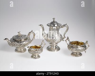 Kaffeekanne, aus einem vierteiligen Kaffee- und Teeset, 1823, Joseph Angell, britisch, englisch, aktiv 1804-1848, 12 3/4 x 10 1/2 x 6" (32,4 x 26,7 x 15,2 cm), Silber, England, 19. Jahrhundert, dieses Tee- und Kaffeeset im Rokoko Revival nimmt den viktorianischen Stil der 1840er und 1850er Jahre in seiner reichen Jagd und der Einbeziehung von Bacchantes (weibliche Anhänger von Bacchus, dem römischen Gott des Weins) auf allen vier Stücken vorweg. und "orientalische" Figuren für Jungtiere Stockfoto