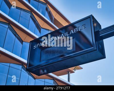 Parkplatzschild auf blauem Himmel in Columbus Ohio USA 2023 Stockfoto