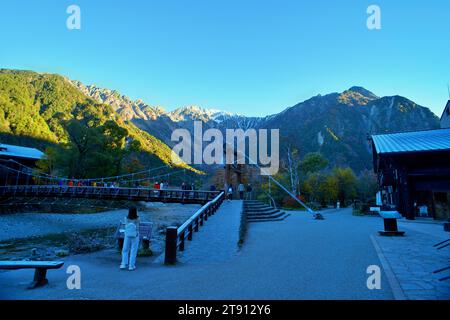 KAMIKOCHI, NAGANO, JAPAN-Touristen auf der Kappa Holzbrücke im Kamikochi Nationalpark, dem nördlichen Teil der Japanischen Alpen Stockfoto