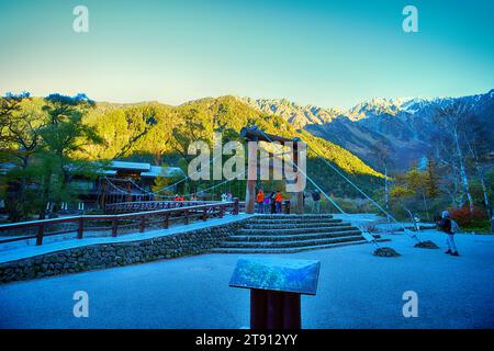 KAMIKOCHI, NAGANO, JAPAN-Touristen auf der Kappa Holzbrücke im Kamikochi Nationalpark, dem nördlichen Teil der Japanischen Alpen Stockfoto