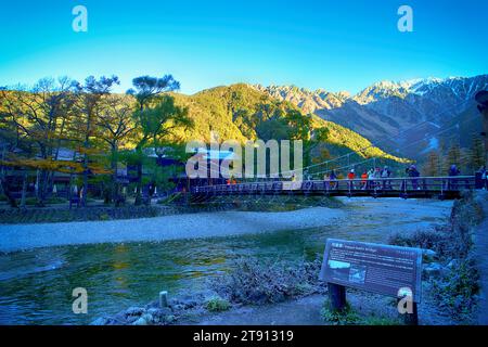 KAMIKOCHI, NAGANO, JAPAN-Touristen auf der Kappa Holzbrücke im Kamikochi Nationalpark, dem nördlichen Teil der Japanischen Alpen Stockfoto