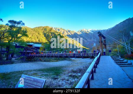 KAMIKOCHI, NAGANO, JAPAN-Touristen auf der Kappa Holzbrücke im Kamikochi Nationalpark, dem nördlichen Teil der Japanischen Alpen Stockfoto