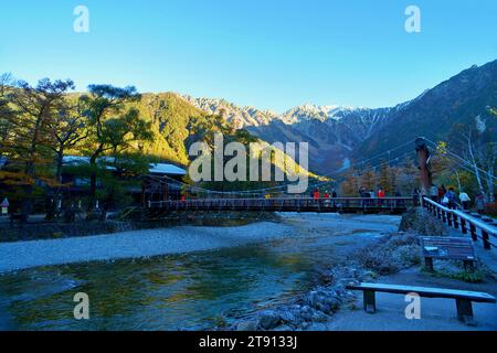 Kamikochi-Nationalpark in den Nordjapanischen Alpen der Präfektur Nagano, Japan. Wunderschöner Berg im Herbstlaub und Azusa-Fluss Stockfoto