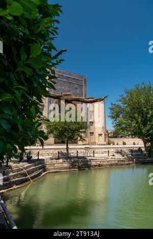 Lyab-i Hauz, ein architektonisches Ensemble von Gebäuden aus 16-17 Jahrhunderten im Zentrum von Buchara, Usbekistan. Chanqah von Divan-begi ist auf dem Hintergrund, VERT Stockfoto