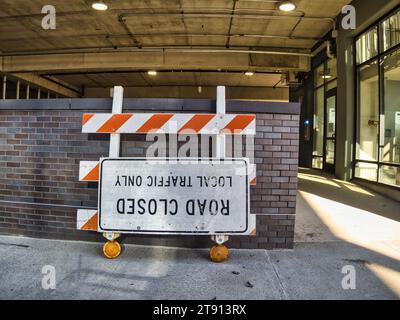 Upside Down Road Closed Schild Stockfoto