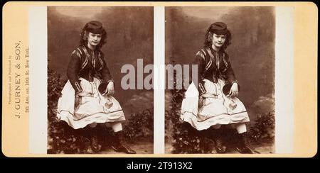 Lotta (Charlotte Crabtree), 1869-1874, Jeremiah Gurney, Amerikanisch, 1812-1895, 1/4 x 13/16 Zoll (8,26 x 14,76 cm) (Bild)3 7/16 x 6 7/8 Zoll (8,73 x 17,46 cm) (Mount), Albumenabdruck (Stereokard), USA, 19. Jahrhundert, diese Fotografien sind Beispiele für ein Stereogramm von Jeremiah Gurney. Ein Stereogramm besteht aus zwei nebeneinander liegenden Bildern auf einer Seite. Genau wie Menschen zwei Augen haben, hat eine stereoskopische Kamera zwei Objektive. Die Kamera macht zwei Bilder, die ähnlich aussehen, aber aus leicht unterschiedlichen Perspektiven aufgenommen wurden. Anschließend werden die Bilder in ein Stereoskop-Betrachter platziert Stockfoto