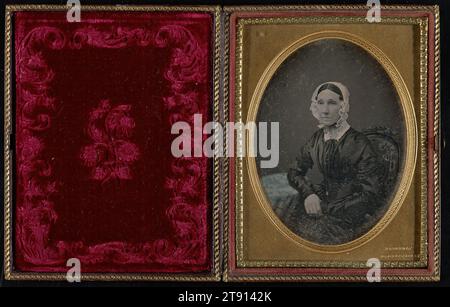 Porträt einer Frau im 'Gurney-Stuhl', 1852-1858, Jeremiah Gurney, Amerikaner, 1812-1895, 1/4 x 1/4 Zoll (10,8 x 8,26 cm) (Bild)4 11/16 x 3 11/16 x 3/4 Zoll (11,91 x 9,37 x 1,91 cm) (Halterung), Daguerreotype (1/4 Platte), USA, 19. Jahrhundert Stockfoto