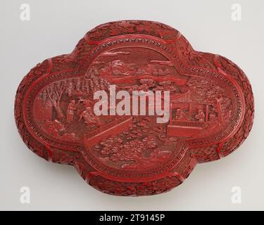 Quadrifoil Box, eins von einem Paar, 1662-1722, 4 1/8 x 8 1/4 x 11 Zoll (10,48 x 20,96 x 27,94 cm), geschnitzter roter Lack (Zinnober), China, 17. Bis 18. Jahrhundert, dieses Paar geschnitzter Lackkisten zeigt Szenen von Gelehrten in Landschaftsaufnahmen (obere Tafeln) und die acht buddhistischen glückverheißenden Embleme (Seiten): Das Rad, eine Muschelschale, ein Regenschirm, ein Baldachin, eine Lotusblume, gepaarte Fische, eine Vase und ein endloser Knoten. Bildgeschnitzter Lack wurde in der frühen Ming-Dynastie (1368–1644) vervollkommnet und blieb bis ins 20. Jahrhundert populär. Stockfoto