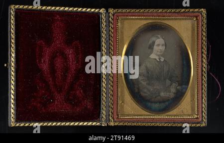 Halblanges Porträt einer Frau auf dem 'Gurney-Stuhl', 1852-1858, Jeremiah Gurney, Amerikaner, 1812-1895, 1/2 x 2 Zoll (6,35 x 5,08 cm) (Bild)2 15/16 x 2 3/8 x 11/16 Zoll (7,46 x 6,03 x 1,75 cm) (Halterung), Daguerreotype (1/9 Platte), USA, 19. Jahrhundert Stockfoto