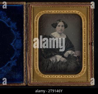 Porträt einer Frau im 'Gurney-Stuhl', 1852-1858, Jeremiah Gurney, Amerikaner, 1812-1895, 1/2 x 1/4 Zoll (13,97 x 10,8 cm) (Bild)6 x 4 13/16 x 3/4 Zoll (15,24 x 12,22 x 1,91 cm) (Halterung), Daguerreotype (1/2 Platte), handgetönt, USA, 19. Jahrhundert Stockfoto