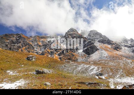 Berglandschaft entlang der Khopra Khayer Lake Wanderung Stockfoto