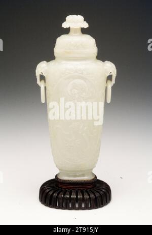 Überdachte Vase, Ende des 19. Jahrhunderts, 9 x 4 1/2 x 1/2 Zoll (22,9 x 11,4 x 6,4 cm), Jade, China, 19. Jahrhundert Stockfoto