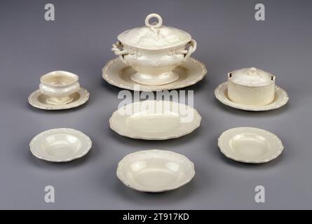 Tücher, Abdeckung und Ständer, von einem Abendessen für Kinder, ca. 1775, 3 3/4 x 5 1/8 x 4 1/8". (9,5 x 13 x 10,5 cm), Creamware (bleiglasiertes Steingut), England, 18. Jahrhundert Stockfoto