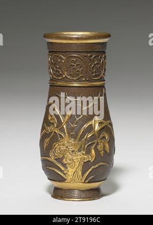 Vase in Form eines zhi aus Bronze, 16.-17. Jahrhundert, Hu Wenming, Chinesisch, 11/16 x 1/8 cm (11,9 x 5,4 cm), vergoldete Bronze, China, 16. Bis 17. Jahrhundert, der berühmte Metallmeister Hu Wenming (1573–1620）aus Songjiang, Provinz Jiangsu (nahe Shanghai), war einer der begabtesten Handwerker der späten Ming-Dynastie. Er spezialisierte sich auf archaische rituelle Gefäße aus vergoldeter Bronze für den Räucherständer und den Gelehrtenpult. Seine Arbeit wurde von der gebildeten Elite der Reichen in der Region Jiangnan (unteres Yangzi-Delta) hoch geschätzt. Dieses flaschenartige Gefäß stammt von einem Prototyp Stockfoto