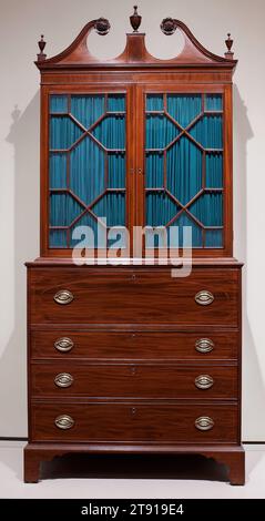 Sekretär, ca. 1780, 94 1/2 x 43 x 23 5/8 Zoll (240,03 x 109,22 x 60,01 cm), Mahagoni, Weißkiefer, helle Holzeinlage und Messing (Griffe), USA, 18. Jahrhundert, im Gegensatz zum traditionelleren Stil von Schreibtisch und Bücherregal mit schräger Vorderseite verfügt dieses Beispiel über eine Schublade, die herausziehbar ist, um Ablagefächer und eine Schreibfläche freizulegen. Die Beerenrosetten, die den zerbrochenen Giebel krönten, und die zarte Diamanteinlage in der Mitte des Gesimses waren beliebte Designmotive in der Gegend von Salem, Massachusetts Stockfoto