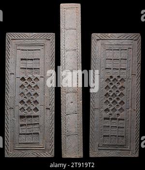 Grabfliese, 1. Jahrhundert, 45 x 17 1/8 x 1/4 cm (114,3 x 43,5 x 13,3 cm), geprägtes Steingut, China, 1. Jahrhundert, während der Han-Dynastie (206 v. Chr.–200) wurden Grabstätten der Oberschicht oft aus großen Hohlziegeln gebaut, die mit geometrischen und figuralen Ornamenten verziert waren. Dieses Paar Wandfliesen und Türpfosten stammt aus der Hauptgräberkammer eines Grabes in der Provinz Henan. Die beiden größeren Fliesen haben Ränder und eine Mitteltafel, die mit eingeprägten Rechtecken mit geometrischen und Pfauenmotiven verziert ist. Zu den verbleibenden Motiven gehören wilde Figuren, die wahrscheinlich Exorzisten darstellen (fang xiang shi). Stockfoto