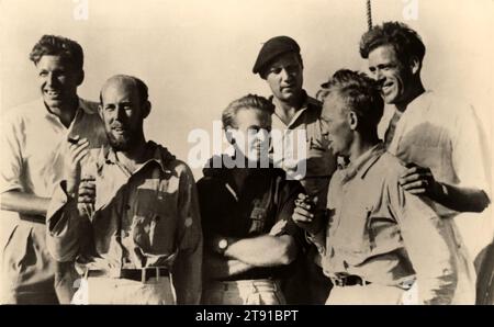 1947 : der norwegische Forscher , Biologe und Anthropologe THOR HEYERDAHL ( 1914–2002 ) mit dem Mitglied der KON-TIKI-Crew: (Von links:) KNUT HAUGLAND , BENGT DANIELSSON , THOR HEYERDAHL , ERIK HESSELBERG , TORSTEIN RAABY und HERMAN WATZINGER . Heyerdahl schrieb ein Tagebuch während seiner 101-tägigen Reise über den Pazifik auf einem Balsa-Holzfloß in dem Buch Kon-Tiki, 1947. - ESPLORATORE - esplorazioni - OCEANO PACIFICO - traversata oceanica in barca zattera - ESPLORAZIONE - SEA - Stute - navigazione - KON TIKI - ANTROPOLOGO - BIOLOGO - ciurma - NAVIGAZIONE - AVVENTURA - ABENTEUER - SEA - MARE Stockfoto