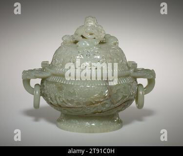 Gedeckter Räucherbrenner, 19. Jahrhundert, 3/4 cm (19,69 cm), grünlich-weißer Nephrat, China, 19. Jahrhundert, dieser aufwendig geschnitzte Räucherbrenner ist ein klassisches Beispiel für Jadeschnitzerei im Mogulstil oder im indischen Stil. Muslimische Kaufleute aus Indien fungierten oft als Zwischenhändler im Jadehandel zwischen Turkestan, Birma und China. Bestimmte Arten von geschnitzten Jade- und Silbergefäßen, die in Indien hergestellt und an den Mogulhöfen beliebt waren, fanden ihren Weg nach China. Die indischen Blumen- und Rankenmotive, zusammen mit einer Vorliebe für durchbrochene und dünnwandige Gefäße, beeinflussten chinesische Schnitzer Stockfoto
