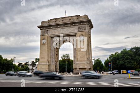 Verkehr vorbei in der Nähe des Triumphbogens, Arcul de Triumf, in Bukarest, Rumänien 29. Juli 2023. Fotos von Tim Chong Stockfoto