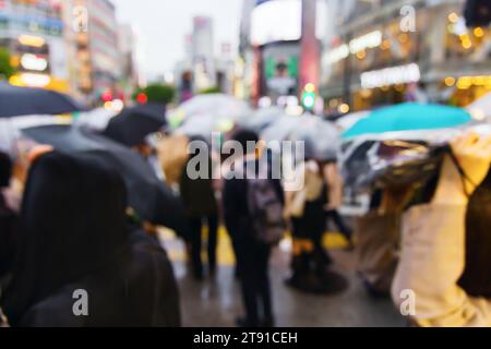 Unscharfes Foto einer Menschenmenge, die die berühmte Shibuya Crossing in Tokio, Japan, überquert Stockfoto