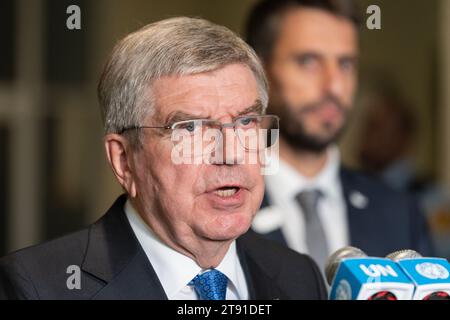 Thomas Bach spricht, als er und Tony Estanguet am 21. November 2023 ein Pressegespräch im UN-Hauptquartier in New York hielten Stockfoto