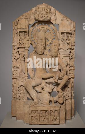 UMA-Maheshvara, 10.-11. Jahrhundert, 59 x 32 3/4 x 13 1/2 Zoll (149,86 x 83,19 x 34,29 cm), Buff Sandstein, Indien, 10. Bis 11. Jahrhundert, dieses majestätische Relief wurde wahrscheinlich für einen Tempel geschaffen, der dem hinduistischen Gott Shiva gewidmet ist. Hier nimmt die vielschichtige Gottheit die Rolle eines idealen Familienmannes ein, der sich in königlicher Leichtigkeit ausruht und seine Frau und Göttin Uma, die Stärke verkörpert, liebevoll umschließt. Ihre vereinigung ist eine Metapher für den Beginn des Universums. Für Hindus ermöglicht der Besuch eines Tempels, der ihrer auserwählten Gottheit gewidmet ist, der Seele, mit solchen immateriellen Wahrheiten zu kommunizieren Stockfoto