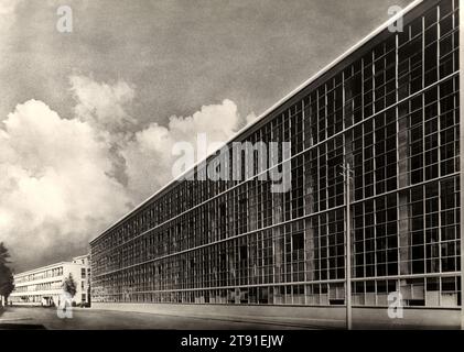 1955 CA , Ivrea , Turin , ITALIEN : das Gebäude der OLIVETTI-Konzernfabrik in Ivrea , von der Nordfront ( fronte lato Nord ) , von den modernen rationalistischen Architekten Luigi Figini und Gino Pollini . Der italienische Unternehmer und Ingenieur CAMILLO OLIVETTI ( 1868–1943 ) war der Gründer von Olivetti & Co., Schreibmaschinen , Taschenrechner und Computer indus?Trial Magnate . Nach ihm wurde die Arbeit mit seinem Sohn ADRIANO OLIVETTI ( 1901–1960 ) fortgesetzt. Unbekannter Fotograf. - GESCHICHTE - FOTO STORICHE - ARCHITETTURA - ARCHITEKTUR - INDUSTRIE - INDUSTRIE - MAKCHINA DA SCRIVERE - MACCHINA - SCHREIBMASCHINE - PA Stockfoto