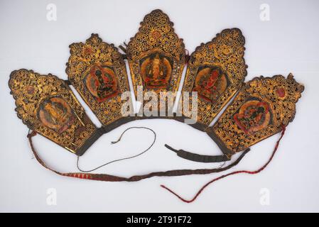 Rituelle Krone (Diadem), 18. Jahrhundert, 12 x 22 Zoll (30,5 x 55,9 cm), Leder mit polychromem Lack, Tibet oder China, 18. Jahrhundert, buddhistische Priester und Mönche tragen Kronen oder Diademen, wie dies bei bestimmten religiösen Zeremonien, insbesondere priesterlichen Initiationsriten. Einer der fünf kosmischen Buddhas ziert jedes Panel, das wie auf einem Mandala oder kosmischen Diagramm angeordnet ist. Ganz links steht Amoghasiddhi (grün) für den Norden und ganz rechts für Ratnasabhava (gelb) für den Süden. Vairochana, die weiße Gottheit und der wichtigste kosmische buddha, steht dem Zentrum mit einer Geste vor Stockfoto