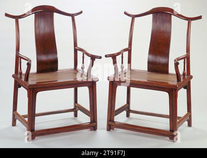 Yokeback Sessel, 16.-17. Jahrhundert, 43 3/8 x 23 3/4 x 19 Zoll (110,17 x 60,33 x 48,26 cm), Huanghuali Hartholz und Rattan, China, 16. Bis 17. Jahrhundert, diese frühen Jokeback-Sessel zeichnen sich durch ihre großzügigen Proportionen und robusten bogenförmigen Wappenschienen aus Stockfoto