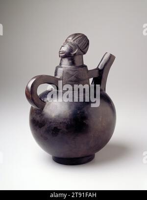 Gefäß, Ende des 19. Jahrhunderts, 13 1/2 x 10 3/4 x 8 7/16 Zoll (34,29 x 27,31 x 21,43 cm), Keramik, Angola oder Demokratische Republik Kongo, 19. Jahrhundert, Lwena und Chokwe Künstler ließen sich von europäischen Objekten wie Stühlen und Teekannen inspirieren, um neue Kunstformen zu schaffen. Dieses ausströmende Gefäß ist ein solches Beispiel. Er hat einen Deckel in Form eines menschlichen Kopfes, der in den Hauptkörper des Topfes eingearbeitet wurde. Die feine schwarze Glanzglasur ist typisch für diese Art von Gefäßen, die als Behälter für Wasser oder Palmwein verwendet werden Stockfoto