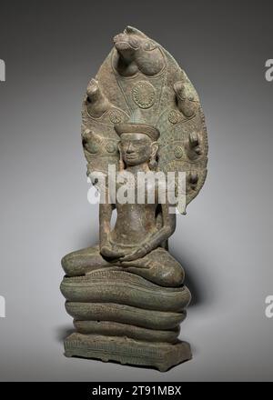 Naga-thronender Buddha, 12.-13. Jahrhundert, 16 3/8 x 6 5/8 x 3 13/16 Zoll (41,59 x 16,83 x 9,68 cm), Bronze, Kambodscha, 12.-13. Jahrhundert, Siddhartha Gautama, der Buddha wurde, erlangte Erleuchtung, nachdem er sieben Wochen lang unter einem alten Bodhi-Feigenbaum meditierte. Während dieser Zeit ertrug er eine Woche feuchten Regens, geschützt durch die ausbreitende Kapuze des Naga-Königs Mucalinda. Zusammen mit dem thailändischen „Walking Buddha“ gewann diese Darstellung des Buddha, der von Mucalinda geschützt wurde, in Südostasien eine besondere Bedeutung. Das Bild war unter dem Khmer-König Jayavarman VII. Populär Stockfoto