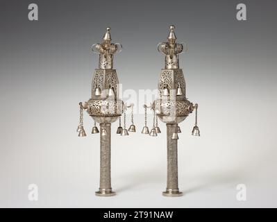 Rimmonim (Torah finial) (eins von einem Paar), Anfang des 20. Jahrhunderts, 13 3/4 x 4 3/4 Zoll (34,93 x 12,07 cm), Silber, Marokko, 20. Jahrhundert Stockfoto