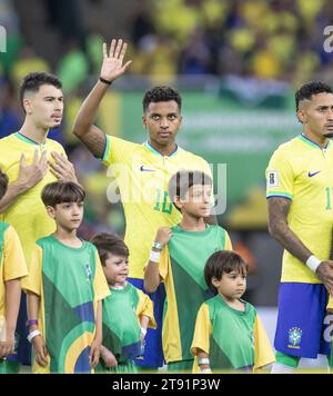 Rio De Janeiro, Brasilien. November 2023. RIO DE JANEIRO, BRASILIEN – 21. NOVEMBER: Rodrygo aus Brasilien weht vor einem Spiel zwischen Brasilien und Argentinien im Rahmen der Qualifikation zur FIFA-Weltmeisterschaft Südamerika 2026 im Maracana-Stadion am 21. November 2023 in Rio de Janeiro, Brasilien. (Foto: Wanderson Oliveira/PxImages/SIPA USA) Credit: SIPA USA/Alamy Live News Stockfoto