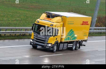 Wesenberg, Deutschland. November 2023. Ein vollelektrischer Oberleitungswagen des Logistikunternehmens DHL fährt auf der A1 E-Highway-Teststrecke zwischen Reinfeld und Lübeck. Der Stromabnehmer ist hier eingefahren. Quelle: Markus Scholz/dpa/Alamy Live News Stockfoto