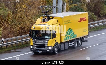 Wesenberg, Deutschland. November 2023. Ein vollelektrischer Oberleitungswagen des Logistikunternehmens DHL fährt auf der A1 E-Highway-Teststrecke zwischen Reinfeld und Lübeck. Hier wird der Stromabnehmer verlängert. Quelle: Markus Scholz/dpa/Alamy Live News Stockfoto