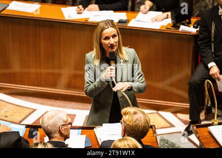 Paris, Frankreich. November 2023. Bérangère Couillard, stellvertretender Minister des Premierministers, zuständig für Gleichstellung von Frauen und Männern und Bekämpfung von Diskriminierung, spricht vor der Nationalversammlung. Eine wöchentliche Sitzung mit Fragen an die französische Regierung in der Nationalversammlung im Palais Bourbon in Paris. Quelle: SOPA Images Limited/Alamy Live News Stockfoto