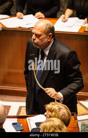 Paris, Frankreich. November 2023. Eric Dupond-Moretti, französischer Justizminister, spricht vor der Nationalversammlung. Eine wöchentliche Sitzung mit Fragen an die französische Regierung in der Nationalversammlung im Palais Bourbon in Paris. (Foto: Telmo Pinto/SOPA Images/SIPA USA) Credit: SIPA USA/Alamy Live News Stockfoto